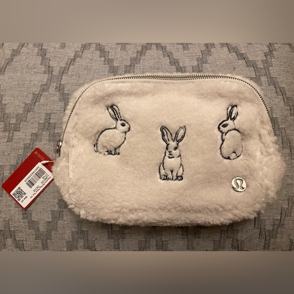 NWT New Year Bunny Lululemon everywhere belt bag - Picture 3 of 4